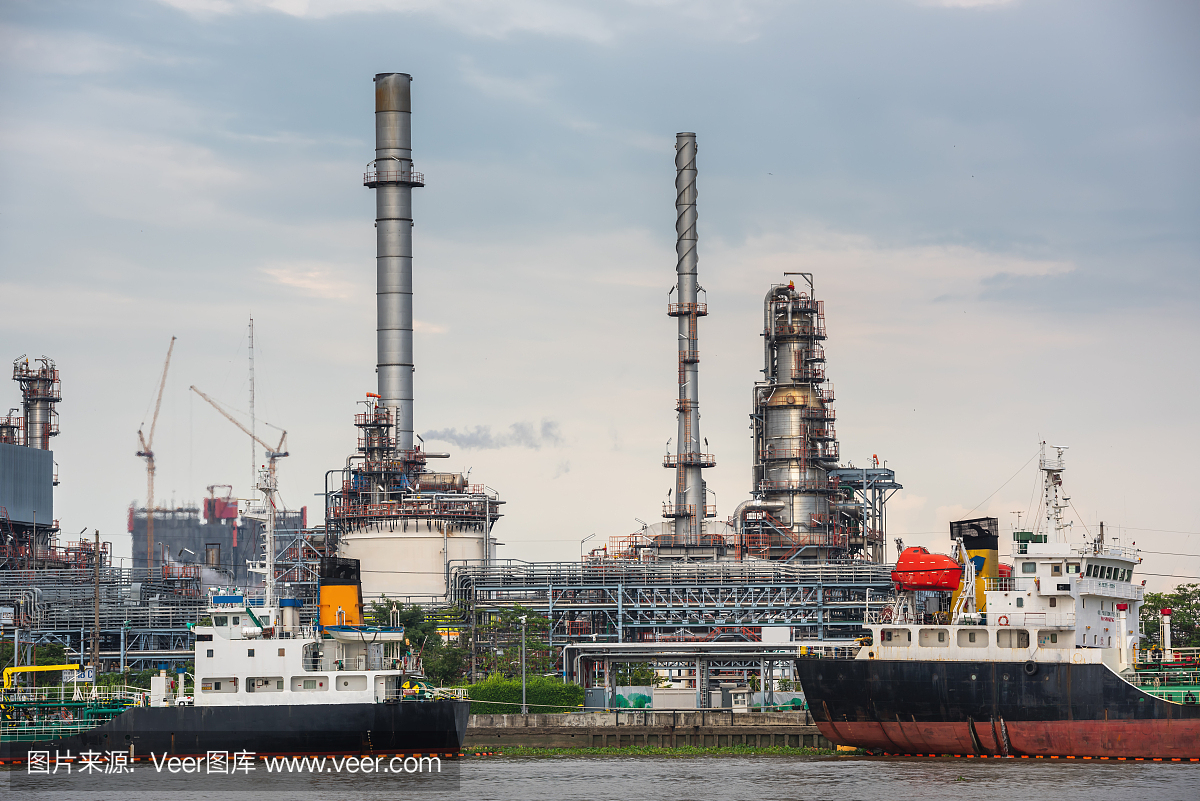 石油和天然气炼油制造工厂景观。、船舶码头和化学蒸馏过程建筑。日落时分的电力和能源工业工厂。石油、工程。