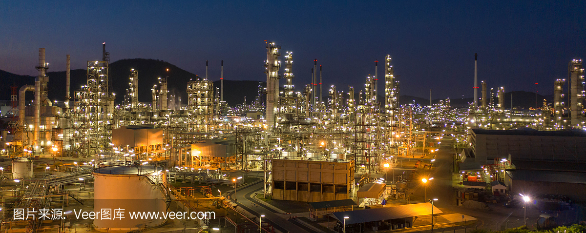 鸟瞰图。炼油厂和储油罐的黄昏和夜晚。石化工业。、横幅背景