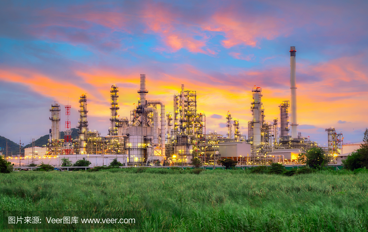 石油和天然气炼油制造工厂景观。、石化或化学蒸馏过程建筑。日落时分的电力和能源工业工厂。石油、工程。